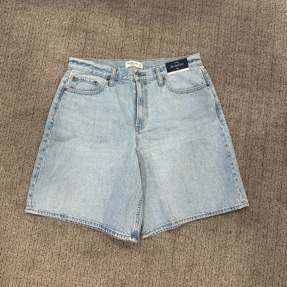 Women’s Abercrombie and Fitch mid rise jort size 31
